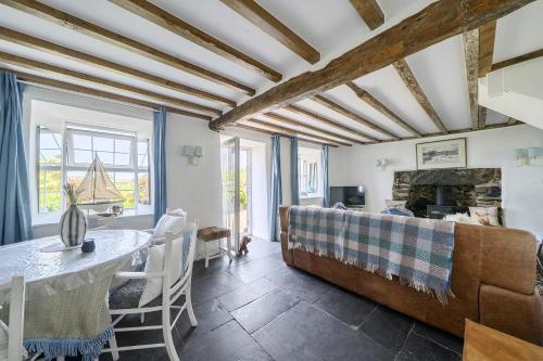 Sea view cottage walk to beach dog friendly in Lanfeira
