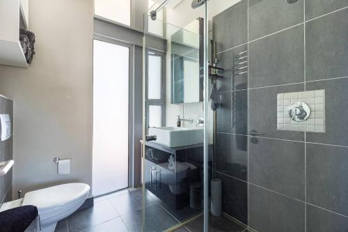 Luxurious 2-Bedroom Penthouse with Stunning Views in Central Cape Town - image 4