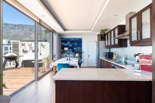 Luxurious 2-Bedroom Penthouse with Stunning Views in Central Cape Town - image 8