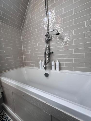 3 bedroom cottage with garden in Arundel in Arundel