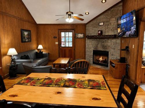 ER31 - Grandma And Granpaws Place - Great Location - Close to Parkway in PF cabin - image 14