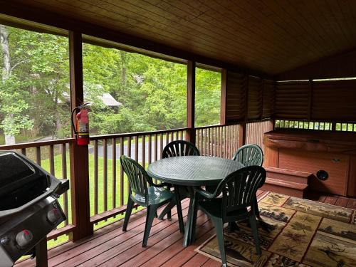 ER31 - Grandma And Granpaws Place - Great Location - Close to Parkway in PF cabin - image 8