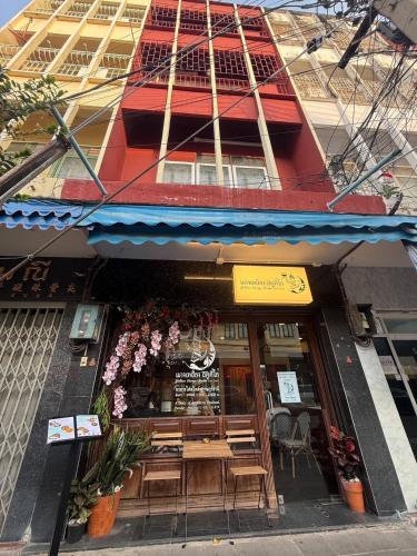 Large Room near Grand Palace in Other