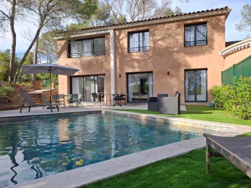 La Santoline avec piscine au coeur des pins – khách sạn tại Vallon de Coste