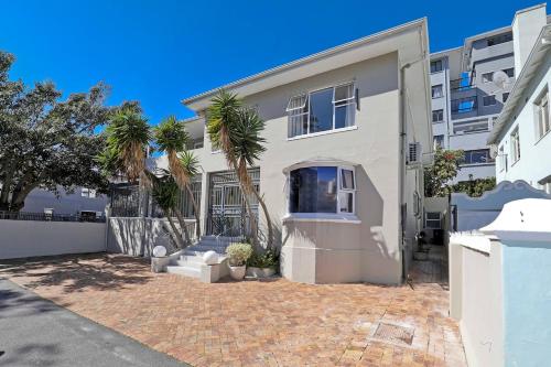 Gorgeous 3 bed apt in Sea Point - image 3
