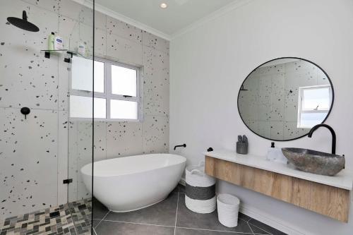 Gorgeous 3 bed apt in Sea Point - image 4