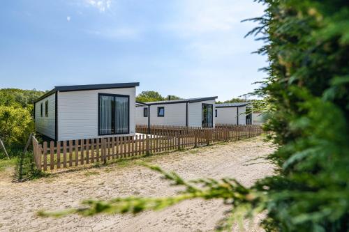Welcome in - Chalet 'Schelp' - Camping Duinhoeve Zeeland | omheind en licht | Huisdiervriendelijk in Nieuw-Haamstede