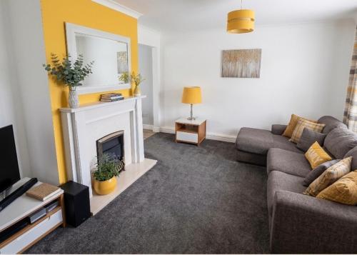3 Bed House - Sleeps 6 - Parking - Pets - Garden gîte à louer Rowlands Gill