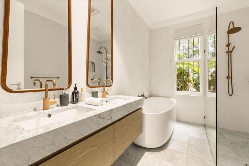 ห้องน้ำ, Panoramic Harbour Views in Darling Point for 7 in ดาร์ลิง พอยต์