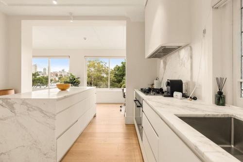 Panoramic Harbour Views in Darling Point for 7 in ดาร์ลิง พอยต์