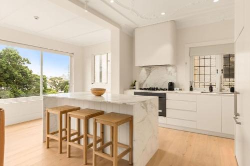 Panoramic Harbour Views in Darling Point for 7 in ดาร์ลิง พอยต์