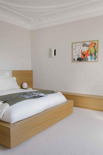 Spacious apartment overlooking the Eiffel Tower - image 12
