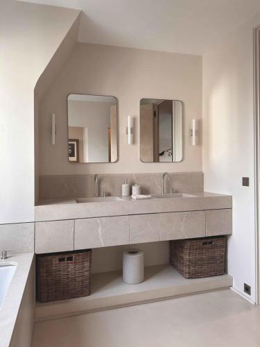 Spacious apartment overlooking the Eiffel Tower - image 6