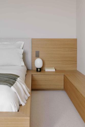 Spacious apartment overlooking the Eiffel Tower - image 3