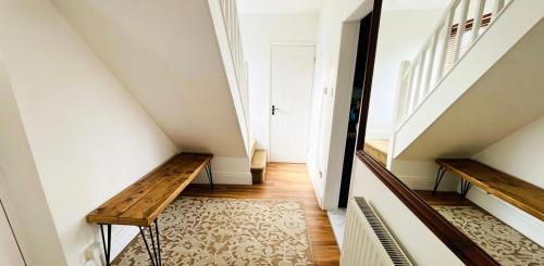 Ieeja, The Pine House - Sleeps 5 - Large Secure Garden - Dog Friendly - 8 min to Durham in Hallgarth