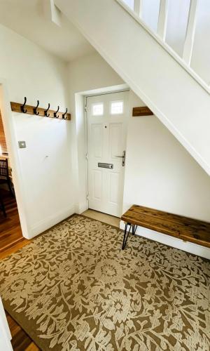 Ieeja, The Pine House - Sleeps 5 - Large Secure Garden - Dog Friendly - 8 min to Durham in Hallgarth