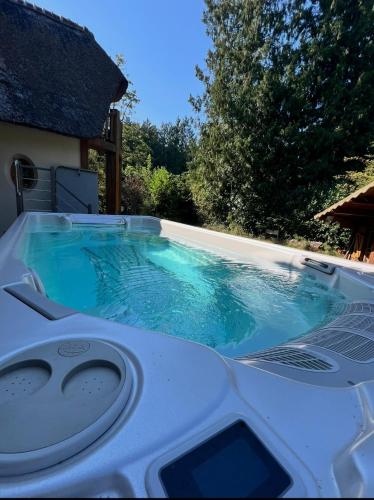French countryside with pond & spa 1h from Paris in Saint-Lubin-de-la-Haye