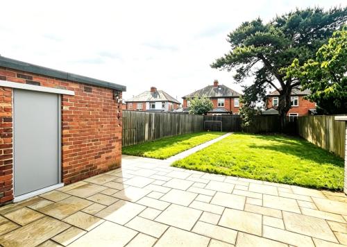 Skats, The Pine House - Sleeps 5 - Large Secure Garden - Dog Friendly - 8 min to Durham in Hallgarth
