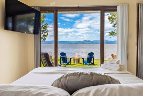. Chalet Studio #1 Waterfront with Spa Fireplace & Wifi