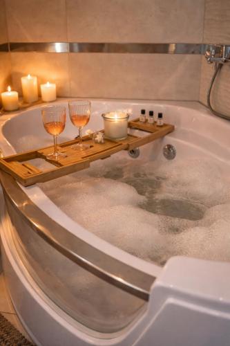 Apartament Queen 1 z Jacuzzi i widokiem na Tatry – khách sạn tại Guty