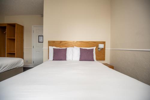 1 queen bed, 2 twin beds