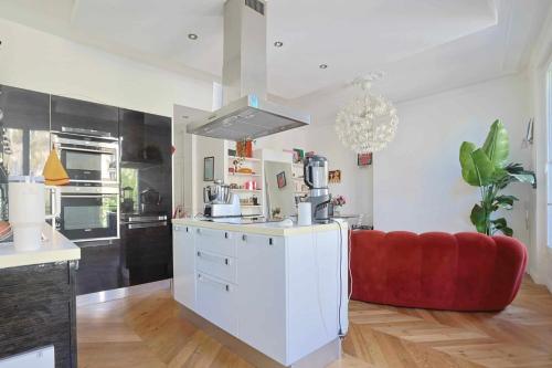 Spacious apartment near Montmartre - image 6