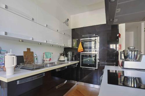 Spacious apartment near Montmartre - image 3