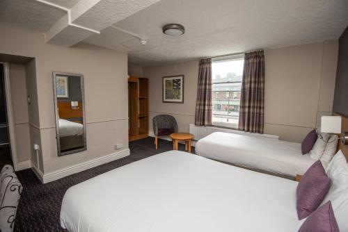 1 queen bed, 1 twin bed