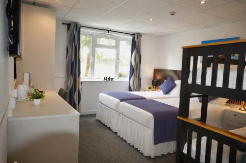 1 double bed, 2 bunk beds