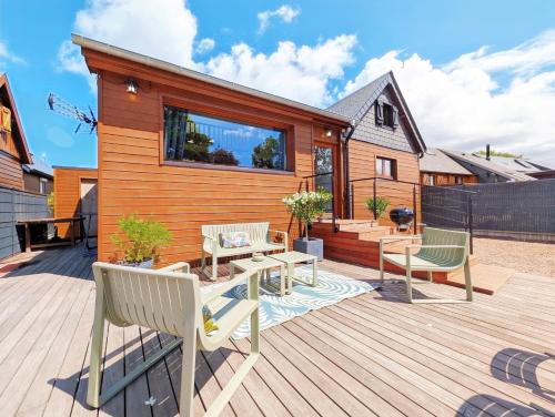 Le Chalet 48 au bord du lac avec piscine & parking gratuit - mer et centre ville à moins de 5 minutes en voiture