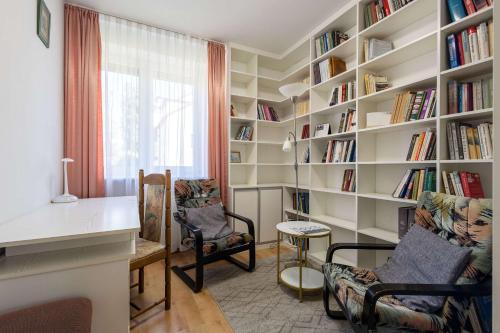 Przestronny Apartament Victus z Parkingiem Tarsaem i Gabinetem do Pracy By Noclegi Renters - image 4