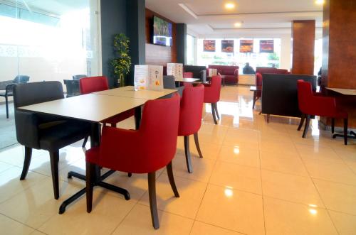 Restaurant, Safar Budget Hotel in Dcheira El Jihadia