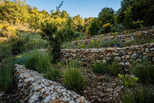 Cedar Cabin Escape, Solar, Terrace & Hiking in Zahle