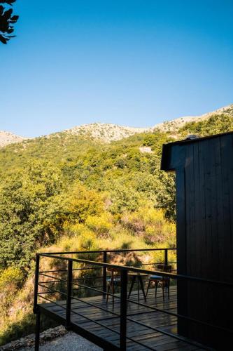 Cedar Cabin Escape, Solar, Terrace & Hiking in Zahle
