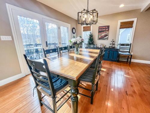 Large Lakefront Home Private dock and hot tub in McHenry, USA
