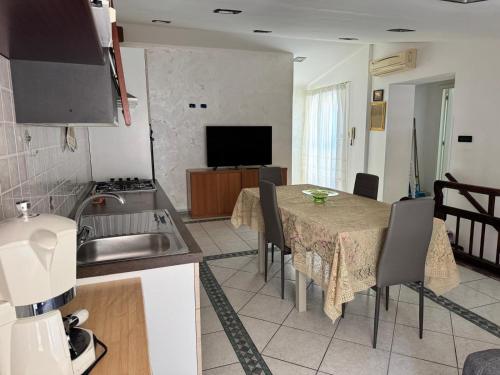 Kitchen, A picco sul mare in Terme Luigiane