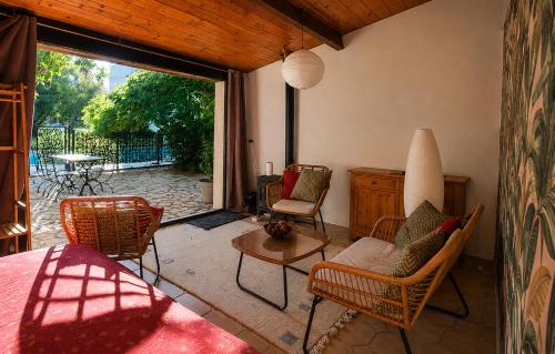 Tourtour In The Loire Valley Poolside Chalet - Tours