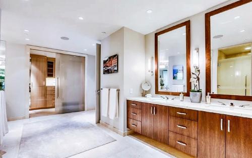 Two Bedroom Corner Residence with Panoramic Views - image 11