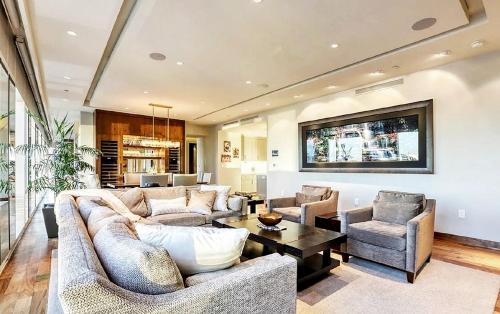 Two Bedroom Corner Residence with Panoramic Views - image 8