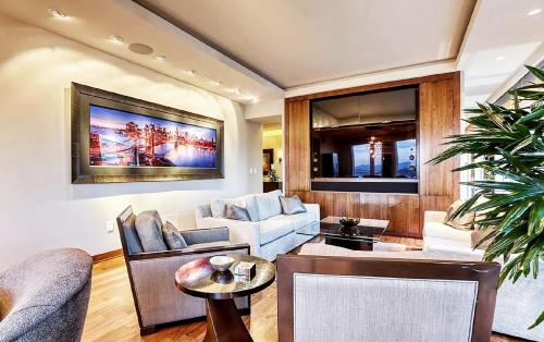 Two Bedroom Corner Residence with Panoramic Views - image 10