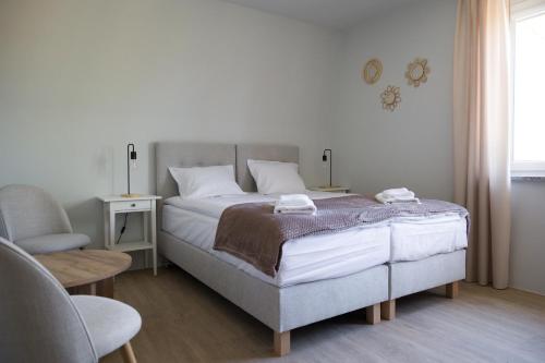 2 twin beds