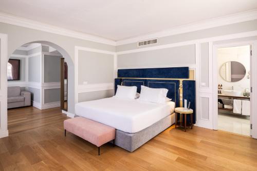 1 king bed, 1 sofa bed