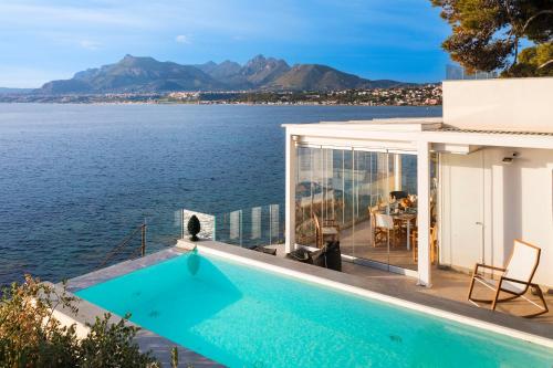 Design house with pool & direct access to the sea