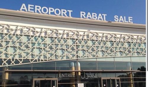 Chambre climatisée proche aéroport avec salle de bain privée & balcon (Chambre climatisee proche aeroport avec salle de bain privee & balcon) in 벨 아루시