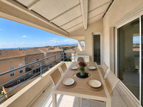 Appartement 1 chambre rénové climatisé, terrasse aperçu mer, garage, dernier étage, port et plage à pieds