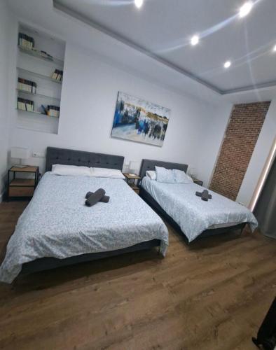 Spacious 6 Bedroom Luxury Apartment Downtown