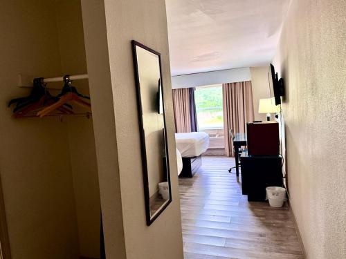 University Inn of Carbondale - image 39