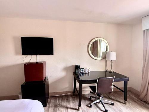 University Inn of Carbondale - image 25