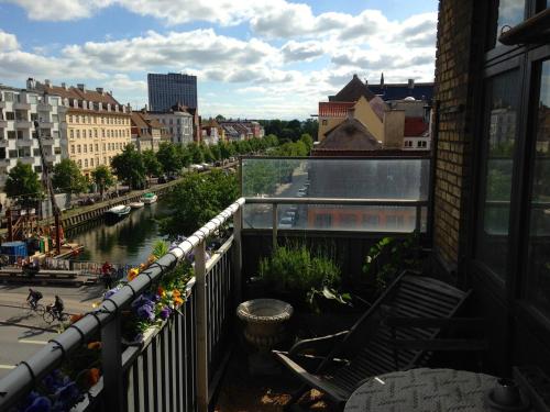 Apartment with Balcony and Canal View - image 4