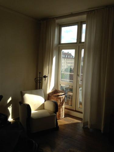 Apartment with Balcony and Canal View - image 5